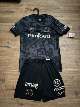 YB Set Nike Trikot Blum 27 Shorts Schwarz Neu mit Etikett