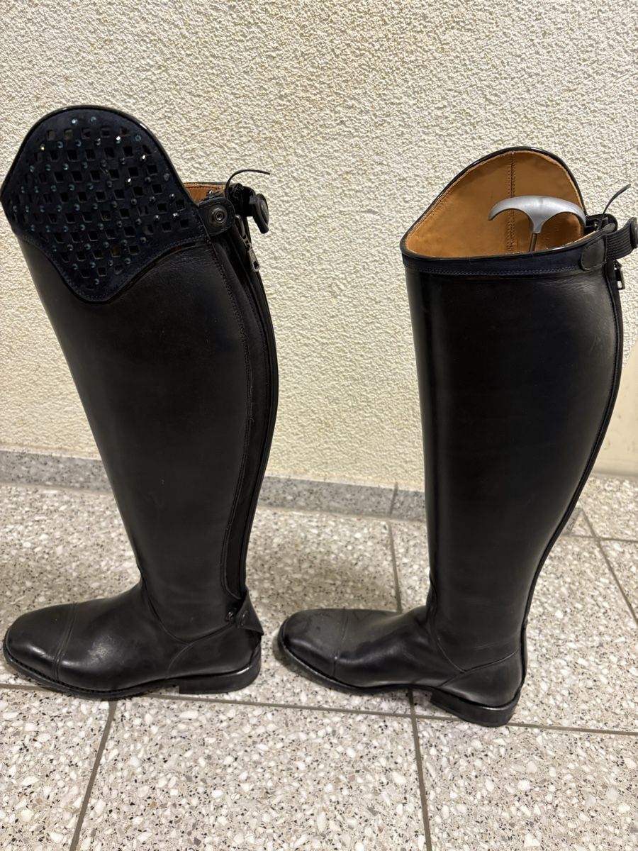 Scarpe da donna: Schwarze Reitstiefel mit blauem Glitzer – Nuovo (secondo la descrizione) da Ballwil venduto da cin_v2ym