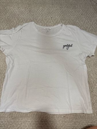 Weisses Shirt mit Stickerei Detail