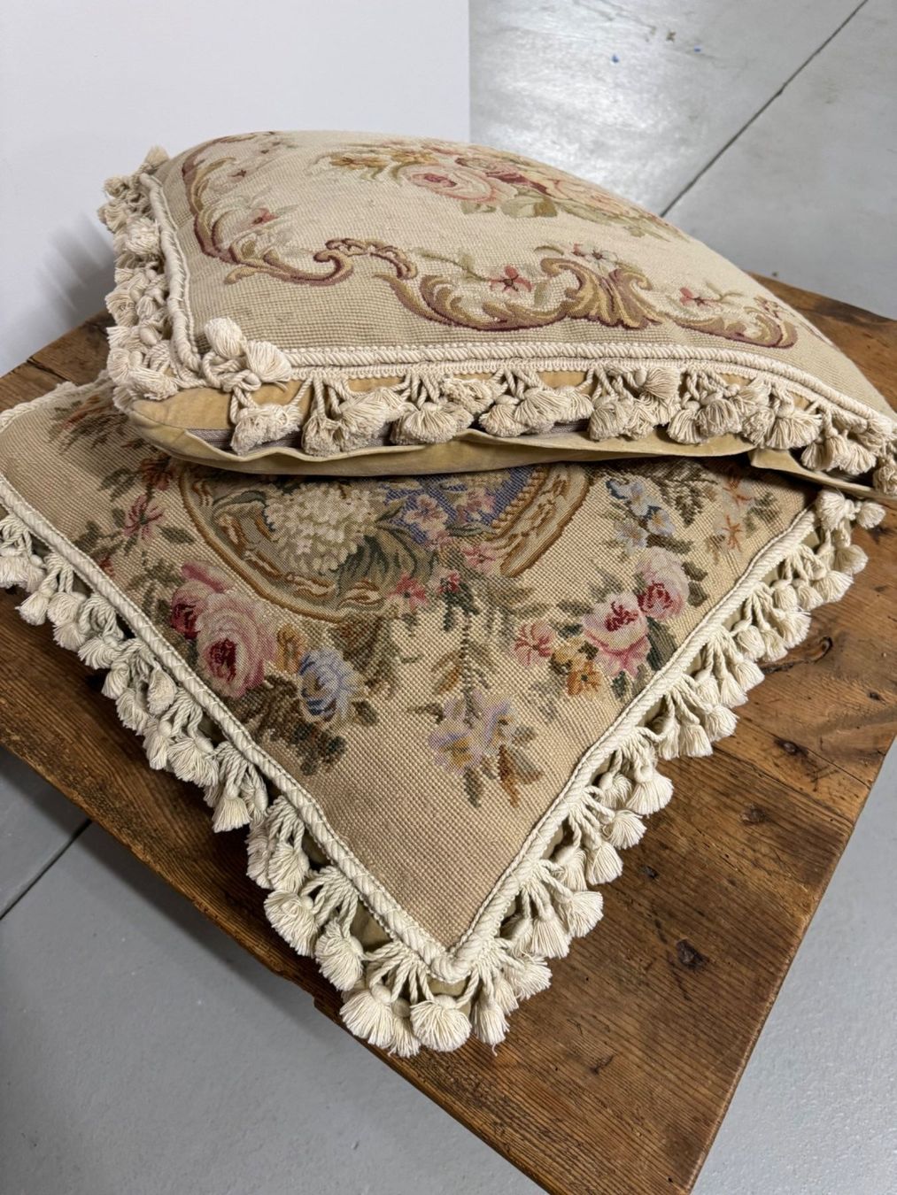 Cuscini: French Victorian Rosas Drape Floral Pillow Set – Usato da Gsteig b. Gstaad venduto da Auctionly 3