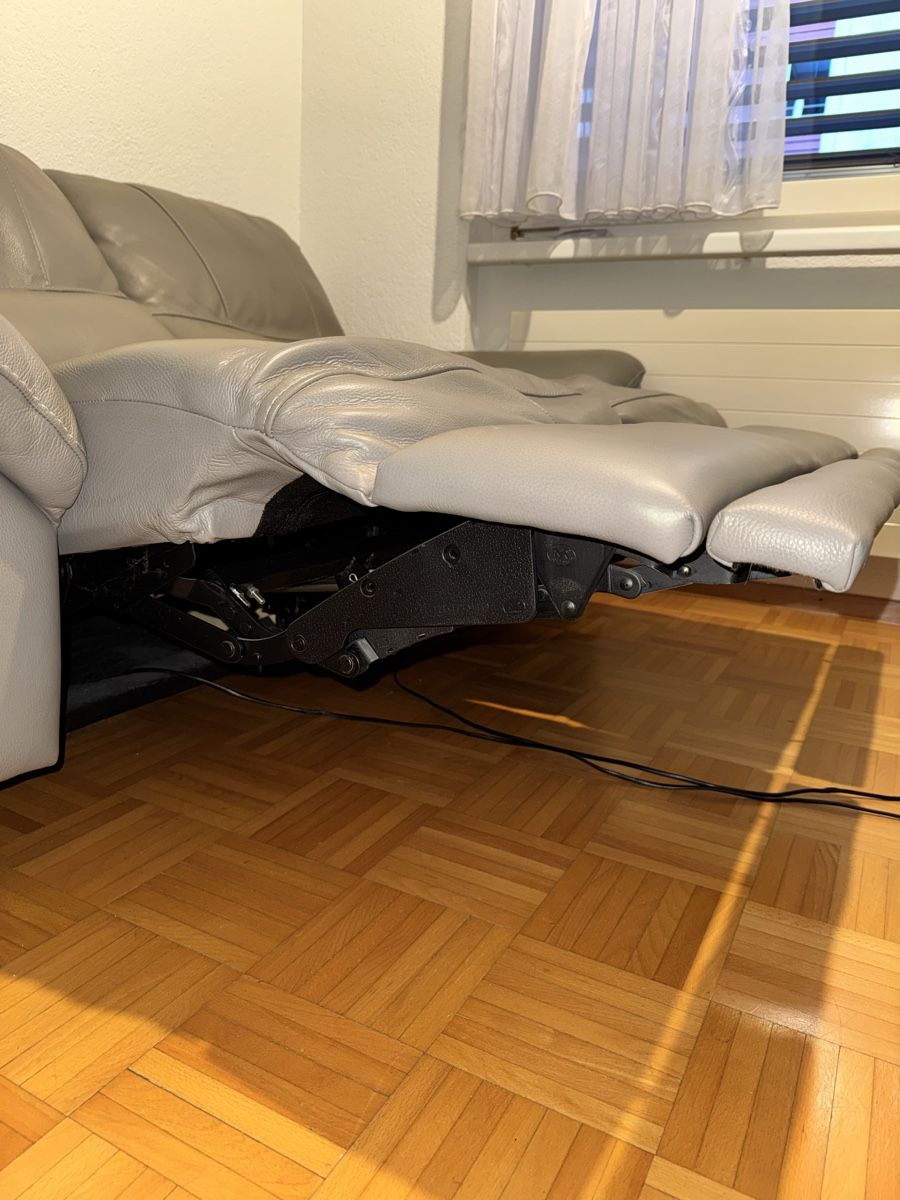 Sofas: Gemütliches 2er Sofa, Leder, Relaxfunktion, Grau, elektrisch – Neuf (Voir description) à Dübendorf par Amar.R 2