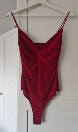 Dunkelroter Bodysuit, Fashionnova, Gr. S