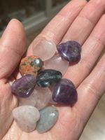 Kleine Herzen aus verschiedenen Kristallen und Naturstein
