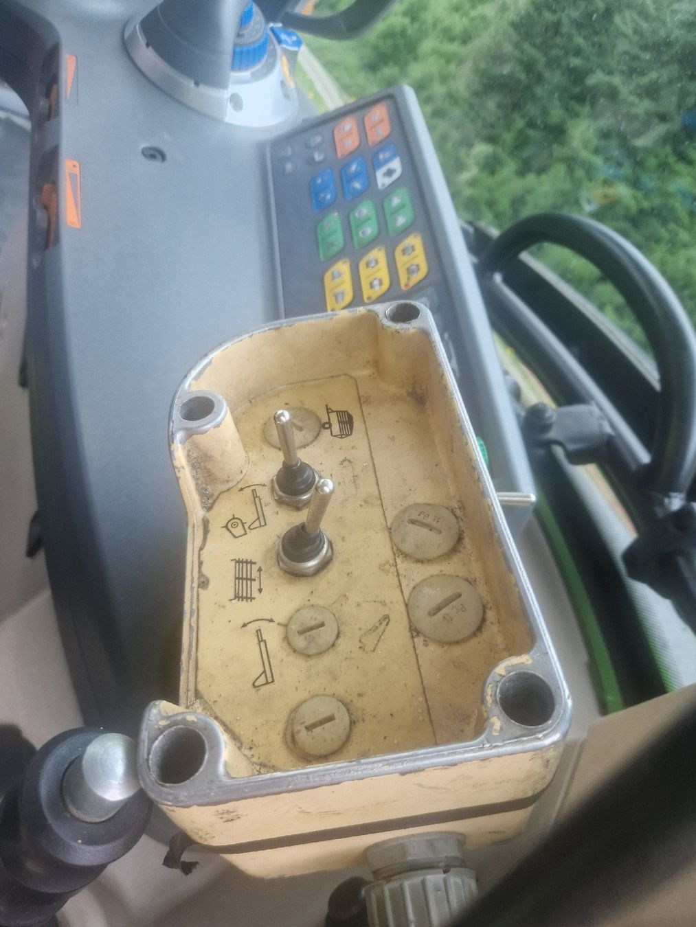 Krone Tutte le macchine: KRONE Ladewagen – Usato da Sumiswald venduto da ForstCounty 3