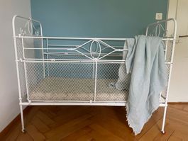antikes Kindergitterbett
