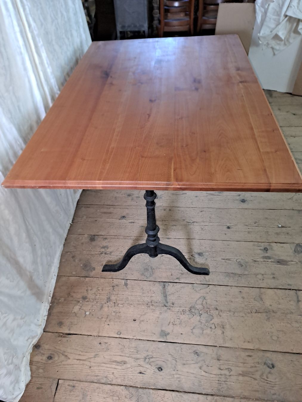 Tavoli: Tisch mit Gussfüssen Kirschbaum 147x97cm – Nuovo (secondo la descrizione) da Gebenstorf venduto da suroh 1