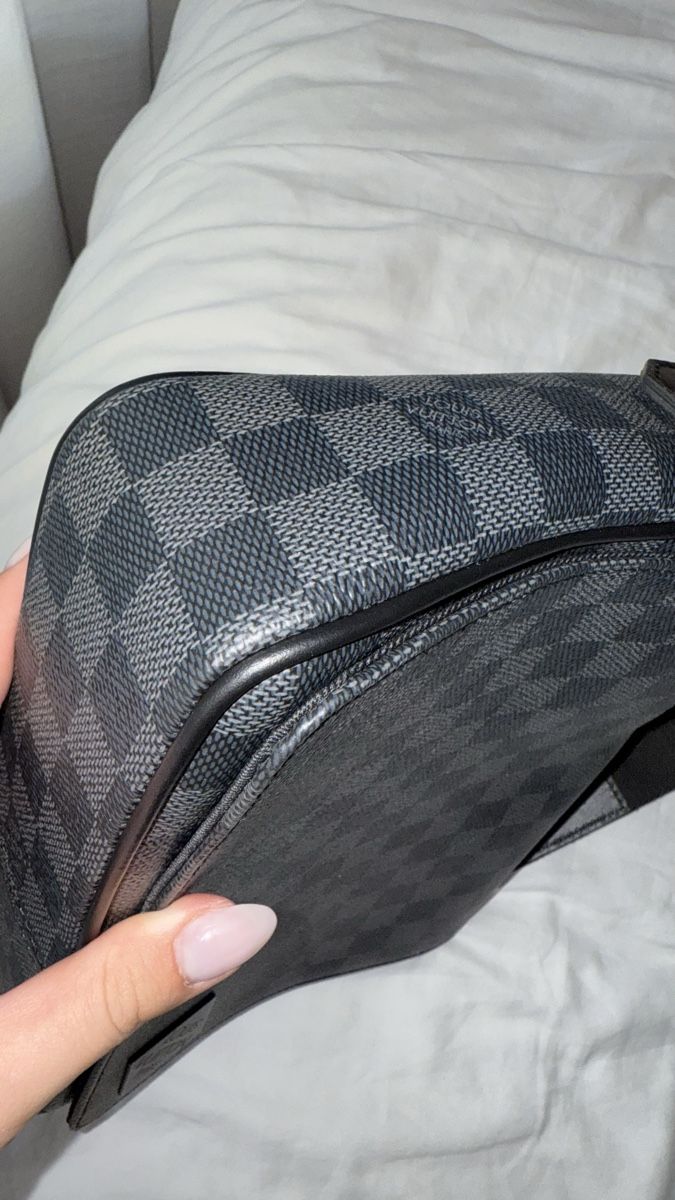 Louis Vuitton Taschen: NEU Louis Vuitton District PM Messenger Tasche – Neu (gemäss Beschreibung) aus Wollerau von nad_tkc7 7