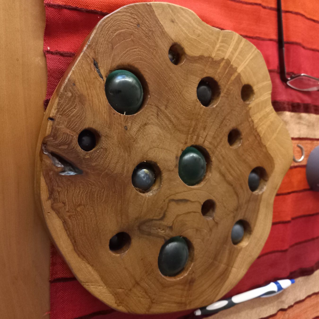 Tutte le decorazioni: Holzbrett mit Kugeln zum aufhängen – Usato da Ebnat-Kappel venduto da Youssou