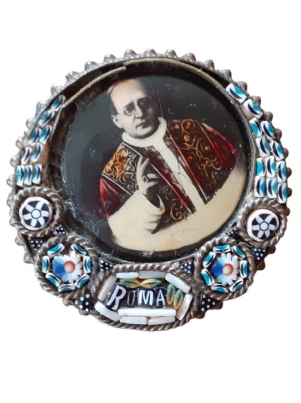 Spille & Fermagli: Mikromosaik antik Past Pius XI – Usato da Mörschwil venduto da antiksalon21