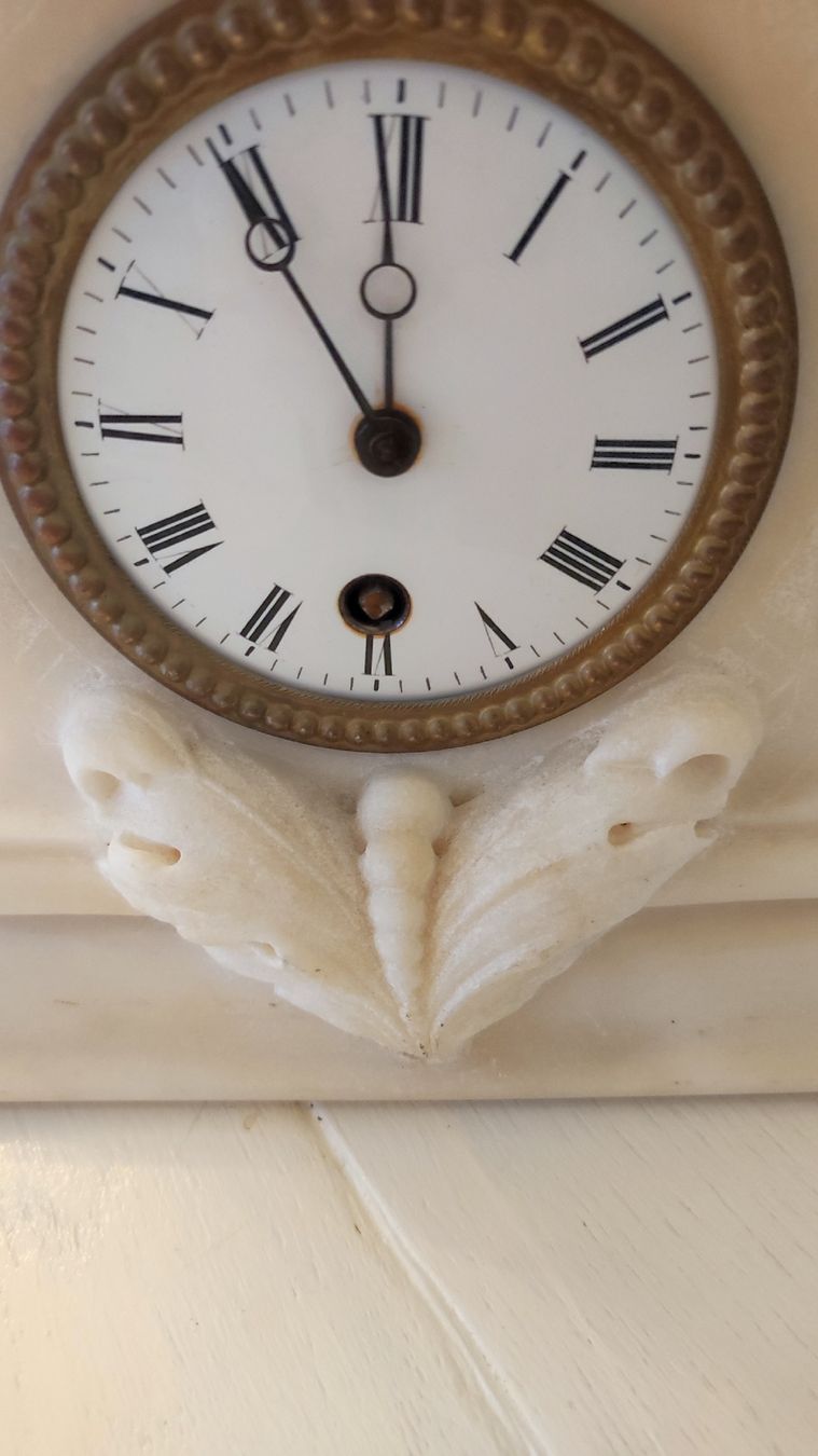 Orologi da terra & Orologi da parete: Antike Marmoruhr mit Fischfigur – Usato da Stäfa venduto da modeflash 1