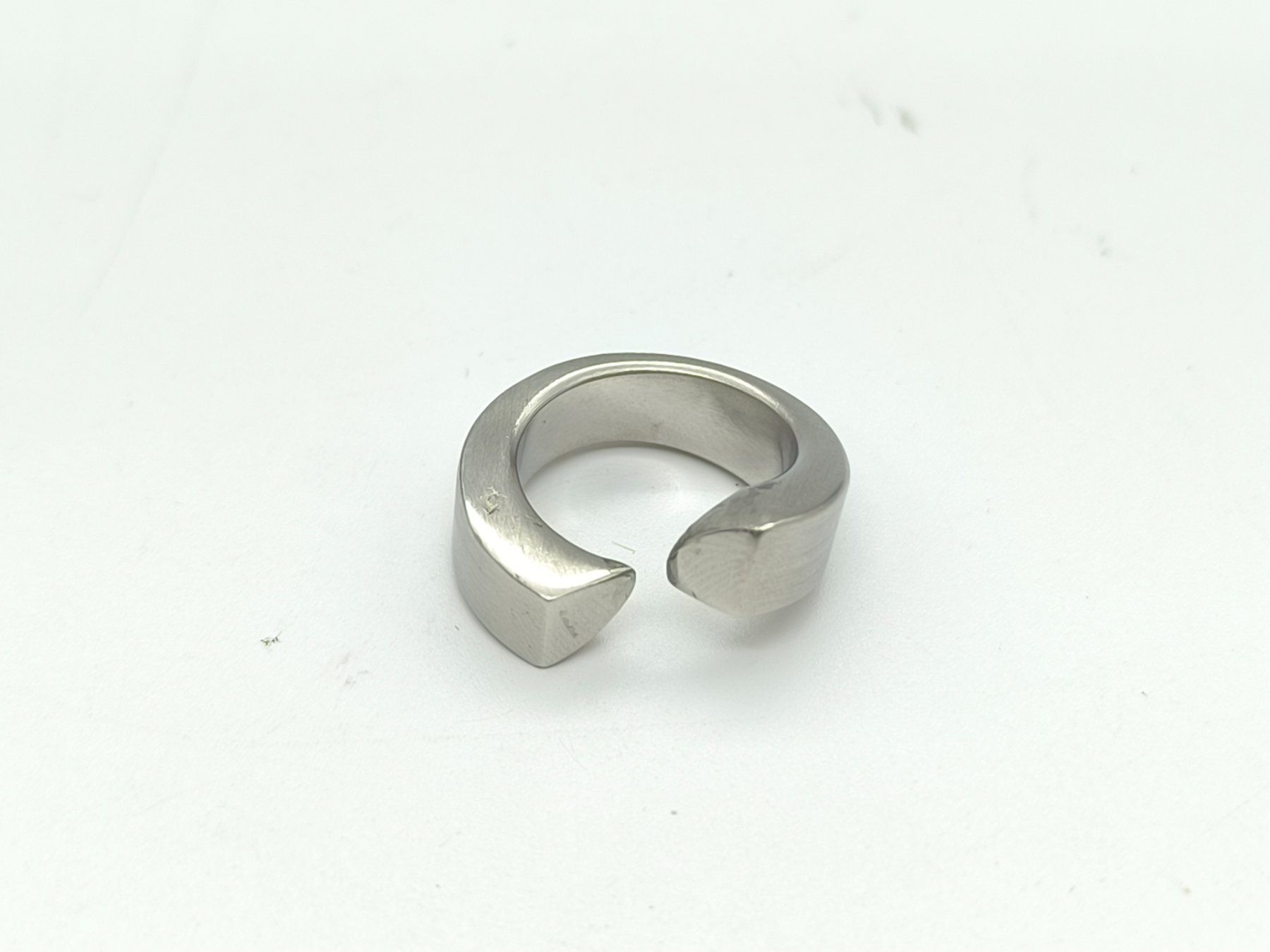 Ringe: Edelstahl Ring Offen Mattiert Silber-Optik – Gebraucht aus Rüti ZH von Restwert_Rueti_ZH