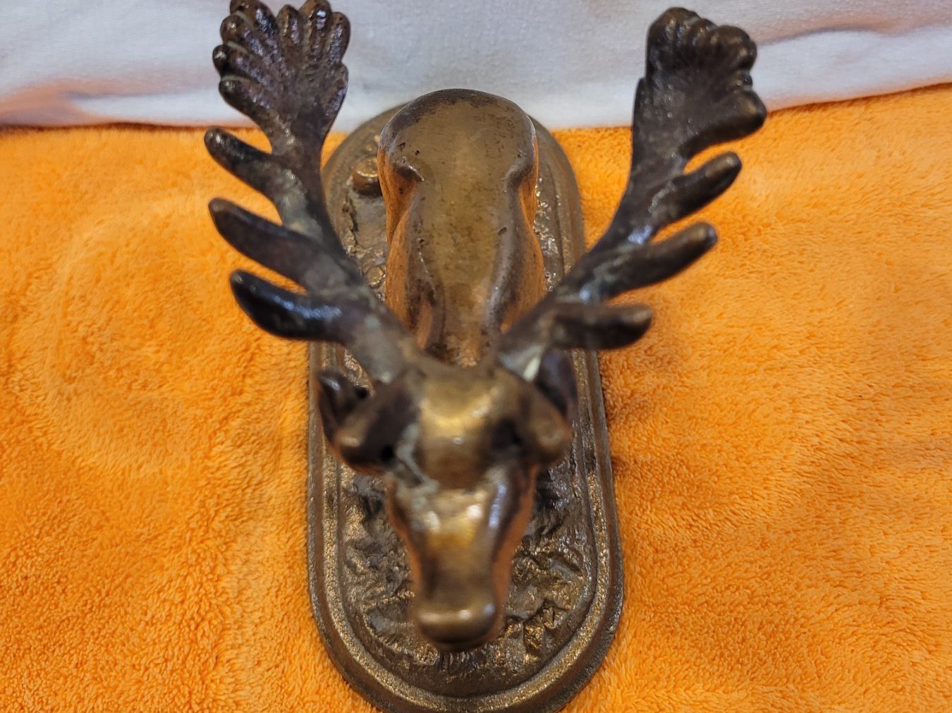 Sculture & Statue: HIRSCHFIGUR AUF EINEM /MESSING ODER KUPFERSOCKEL 60-Er – Usato da EMMETTEN venduto da pfi_cbg5 5