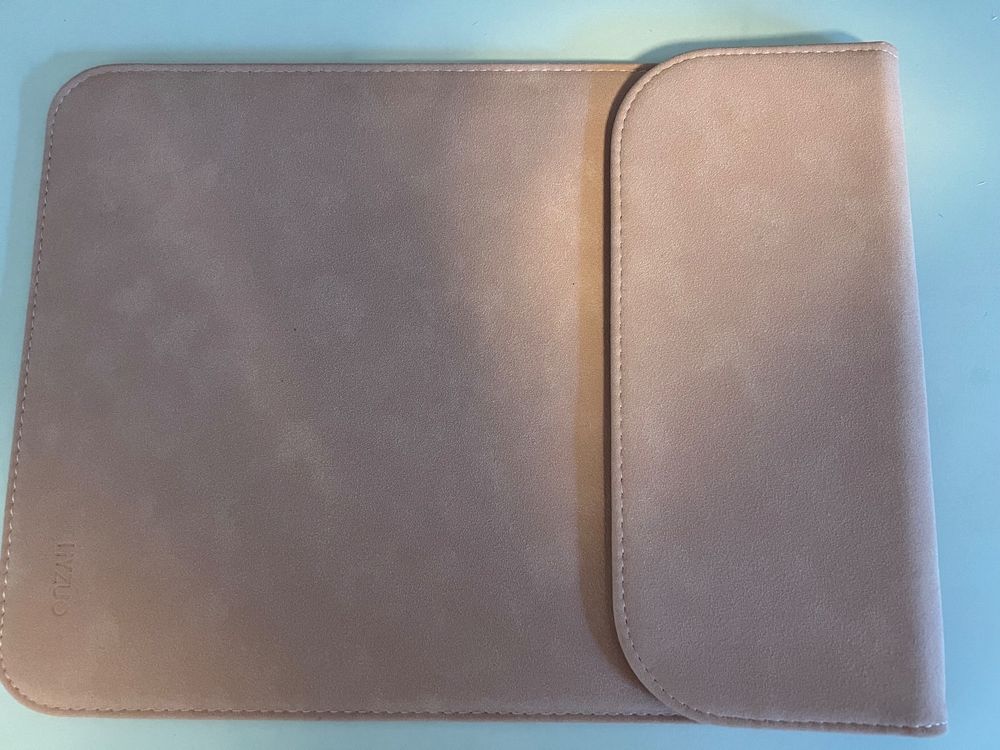 HYZUO Laptop Hülle Mit Standfunktion | Für 13.3-14 Zoll Geräte | Lammleder-Imitat | Inkl. Zubehörtasche | Dunkelgrün