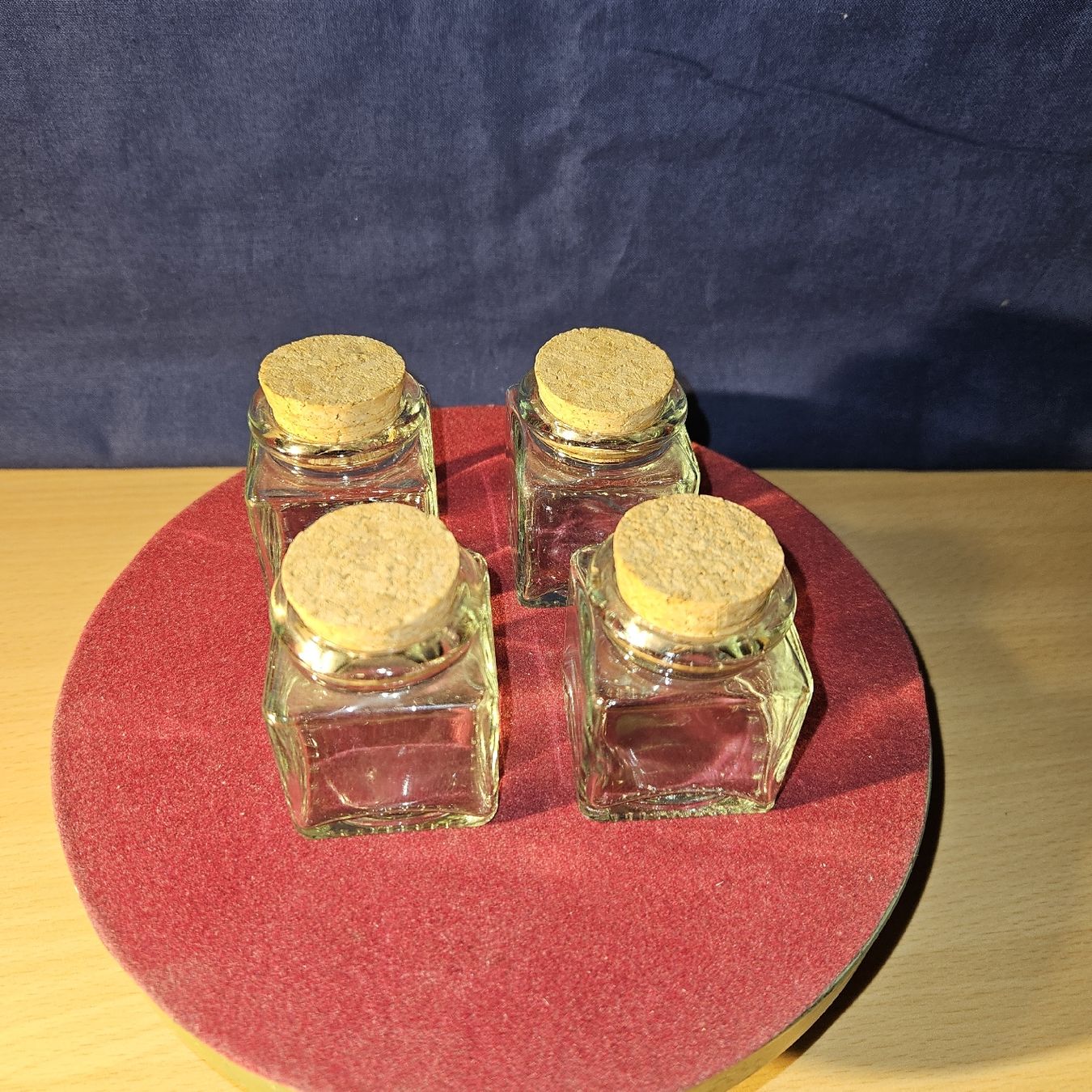 Gläser: 4 kleine Gläser mit Korkverschluss 4cm – Gebraucht aus Kriens von gra_fhn7 1