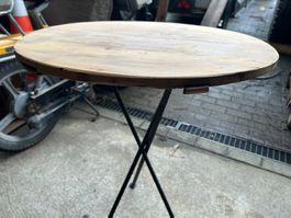Tischli rund mit Metallfuss, aus einem Chäsbrett,
