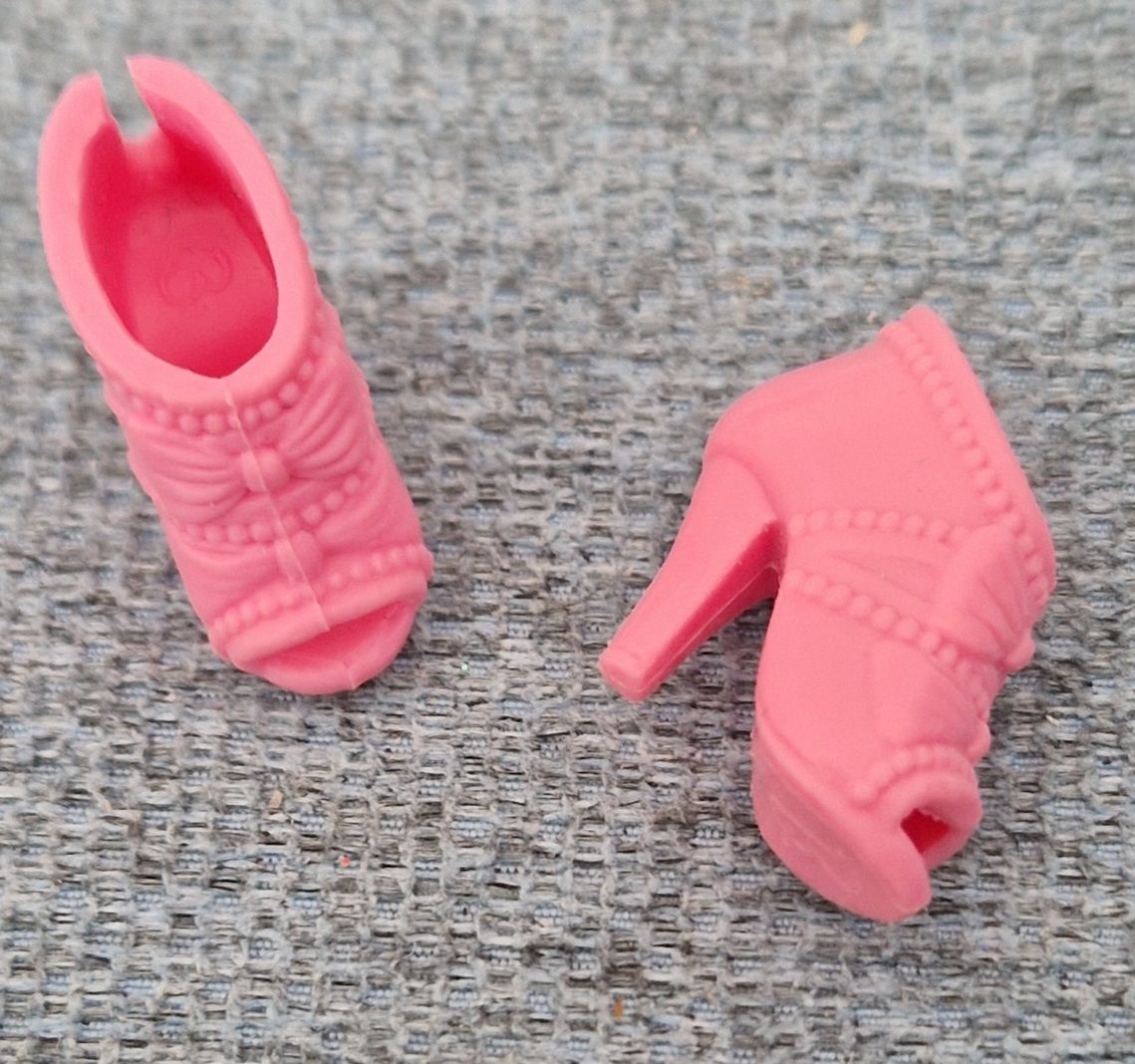 Bambole: chaussures pour Barbie – Usato da Couvet venduto da Pioune