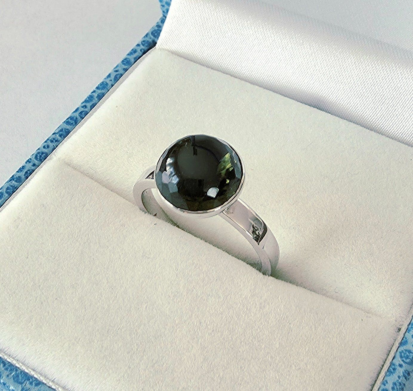 Ringe: Silber Ring 925 mit facettiertem Moldvit-Kristall  - Neu – Neu und originalverpackt aus Uetikon am See von Coralreef