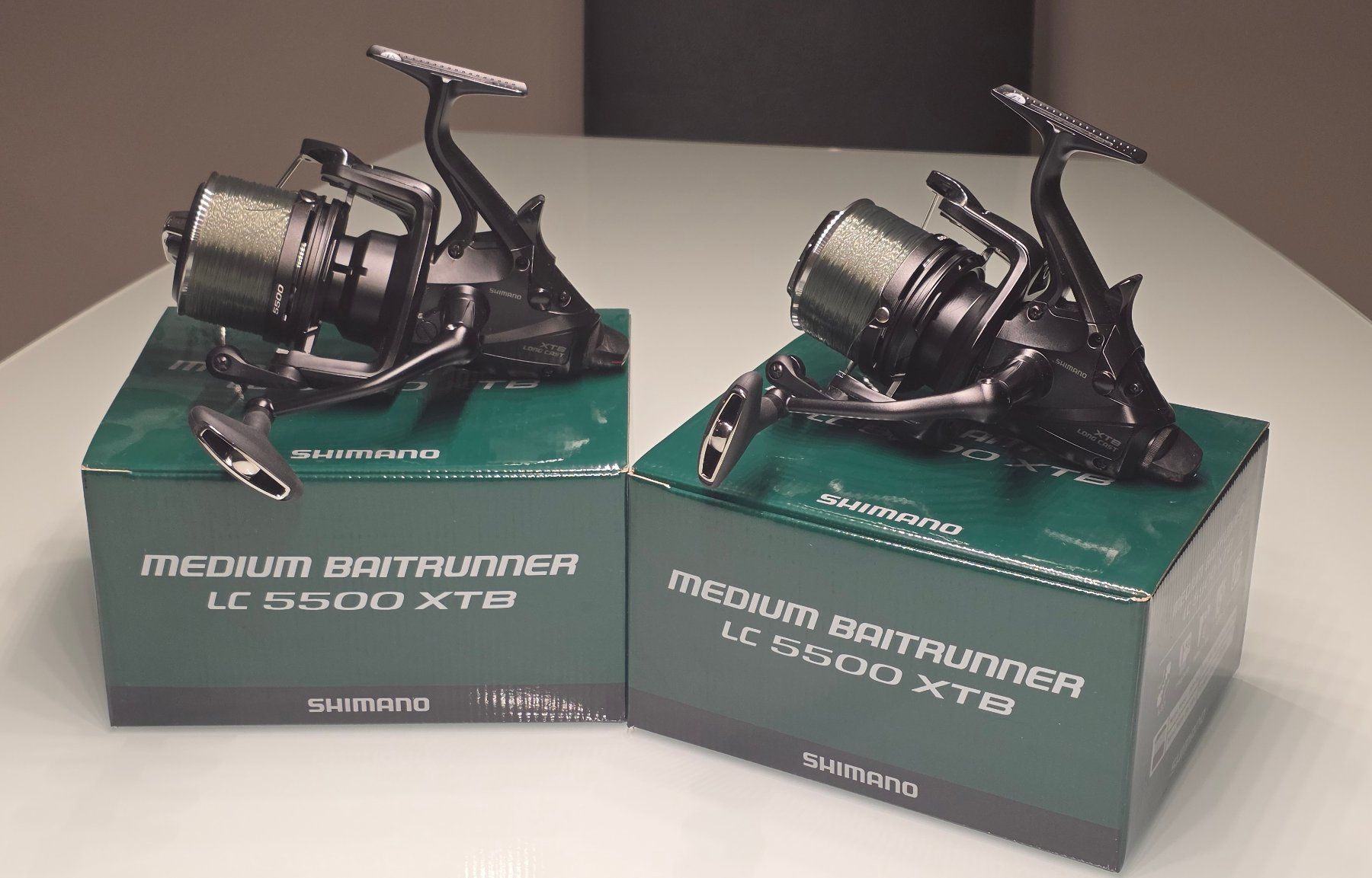 Shimano Tamburi & Mulinelli: 2x Shimano Medium Baitrunner Rollen LC 5500 XTB | NEU | OVP – Nuovo (secondo la descrizione) da Winterthur venduto da Riccimicki
