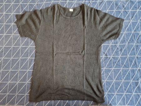 Schwarzes Shirt mit schönem Muster Grösse XL