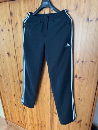 Adidas Trainingshose schwarz mit Streifen Grösse S