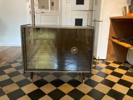 Commode Vintage avec vitrine éclairée