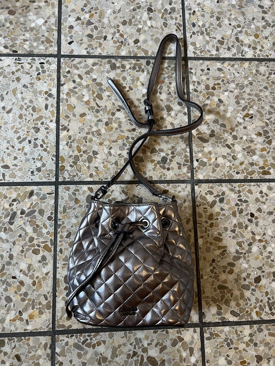 Guess Borse da donna: Guess Beuteltasche Metallic Silber gesteppt Handtasche – Usato da Bad Zurzach venduto da Heugumper7