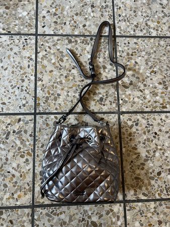 Guess Beuteltasche Metallic Silber gesteppt Handtasche