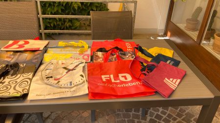 10 Plastiktaschen und 5 Stofftaschen