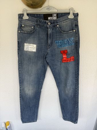 Jean Love Moschino bleu avec patchs état impeccable