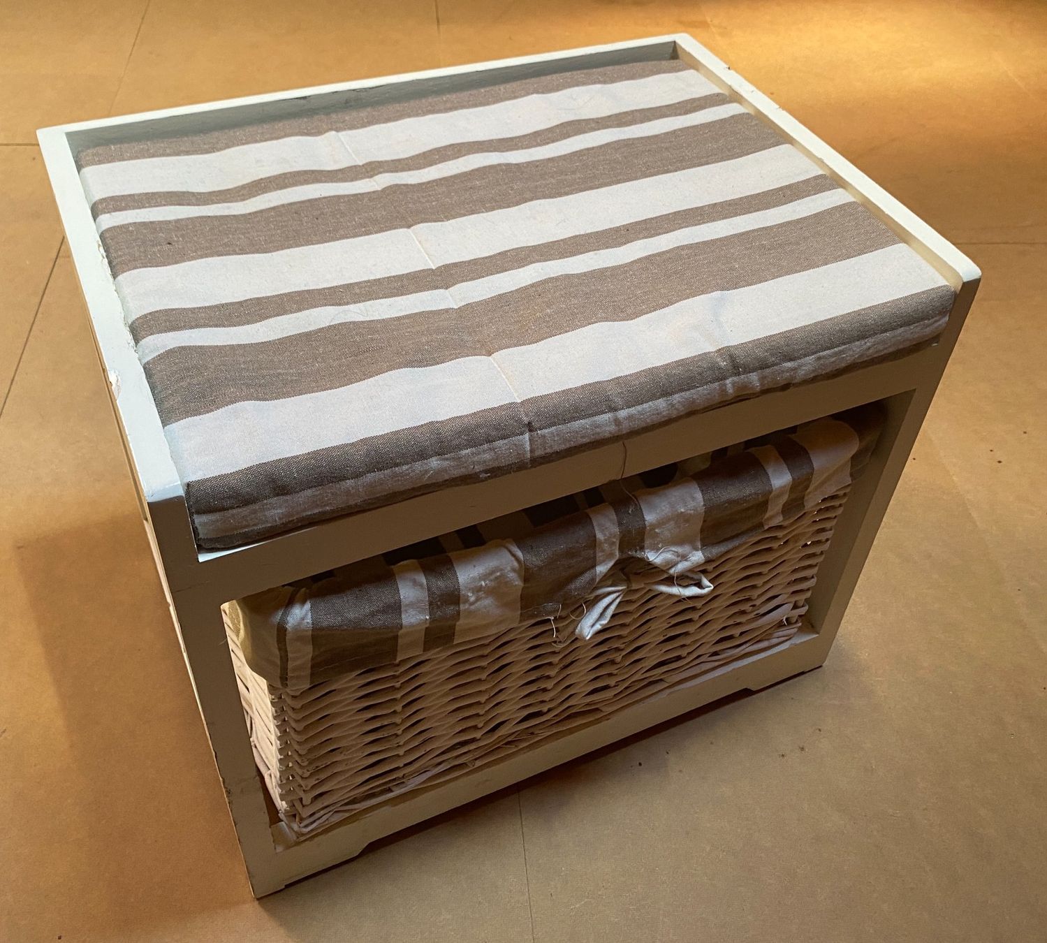 Hocker: Kleiner Hocker inkl. Verstaukorb – Gebraucht aus Gümligen von Vicky2 1