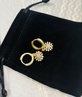 Ohrringe mit Zirkonia Steinen Blumenform Goldfarben