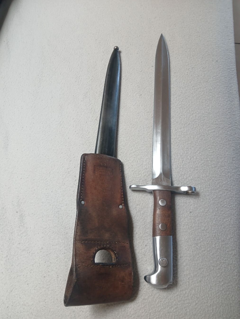 Schweizer Armee Stichwaffen: Baïonnette avec fourreau en  cuir  – Gebraucht aus Corcelles-Payerne von evalyne 3