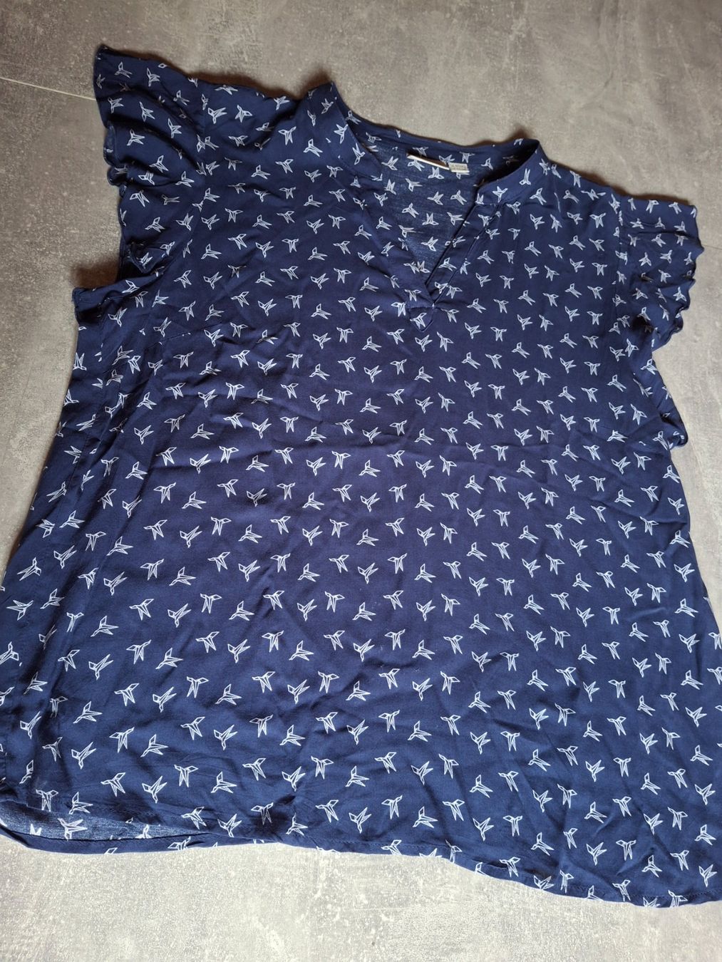 Top: Haut taille 40/42 marque Blue Motion col en V – Usato da Villiers venduto da san_jn5w 1