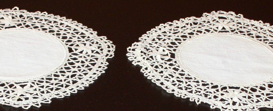 Biancheria da letto: 2 Deckchen Spitze Ø30 (19) – Usato da Flüelen venduto da Diversicum-Vintage 1