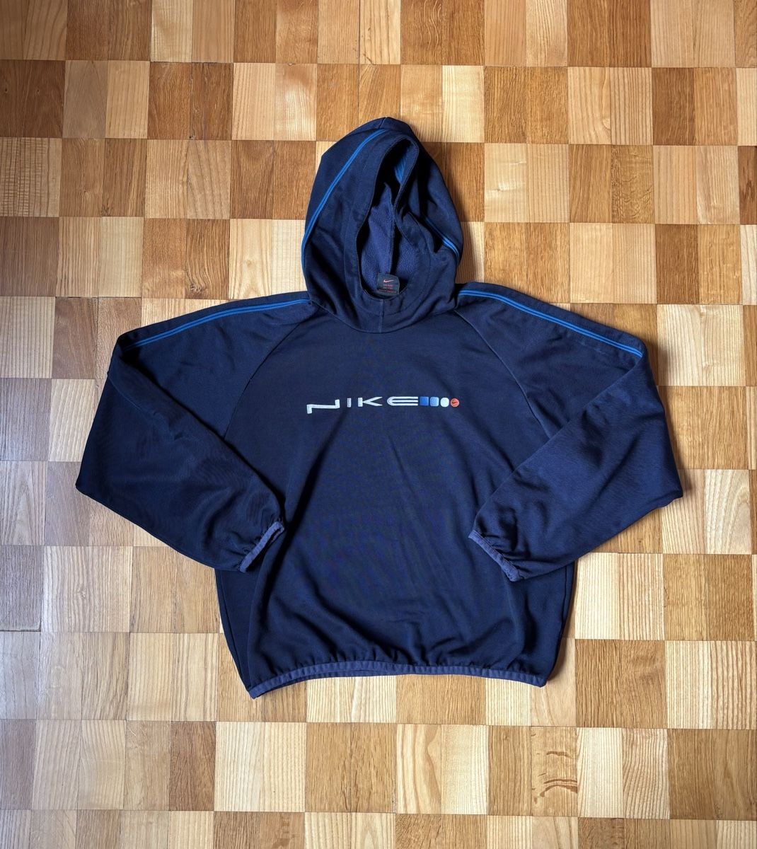 Nike Maglioni & Felpe: Vintage Navy Nike Hoodie – Usato da Bern venduto da Lelixino
