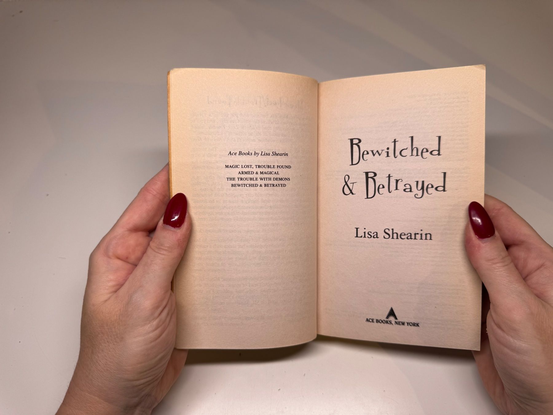 Libri: NOVEL: Lisa Shearin, Bewitched and Betrayed – Usato da Grosswangen venduto da English_books 2