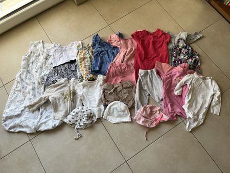 Kleiderpaket für Mädchen inklusive Schlafsack, Gr. 74-80