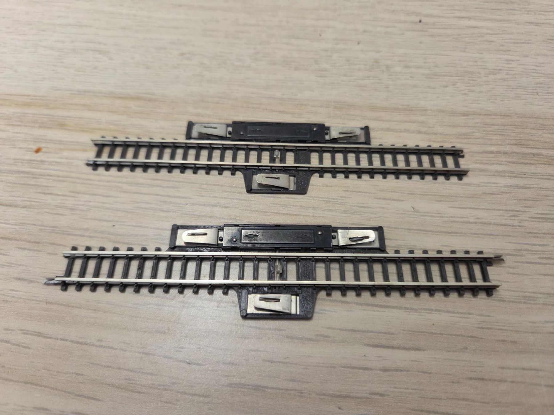 Märklin Modellini di ferrovie: Märklin 2 x Schaltgleis 8599 Z – Usato da St-Aubin-Sauges venduto da Lo_Go
