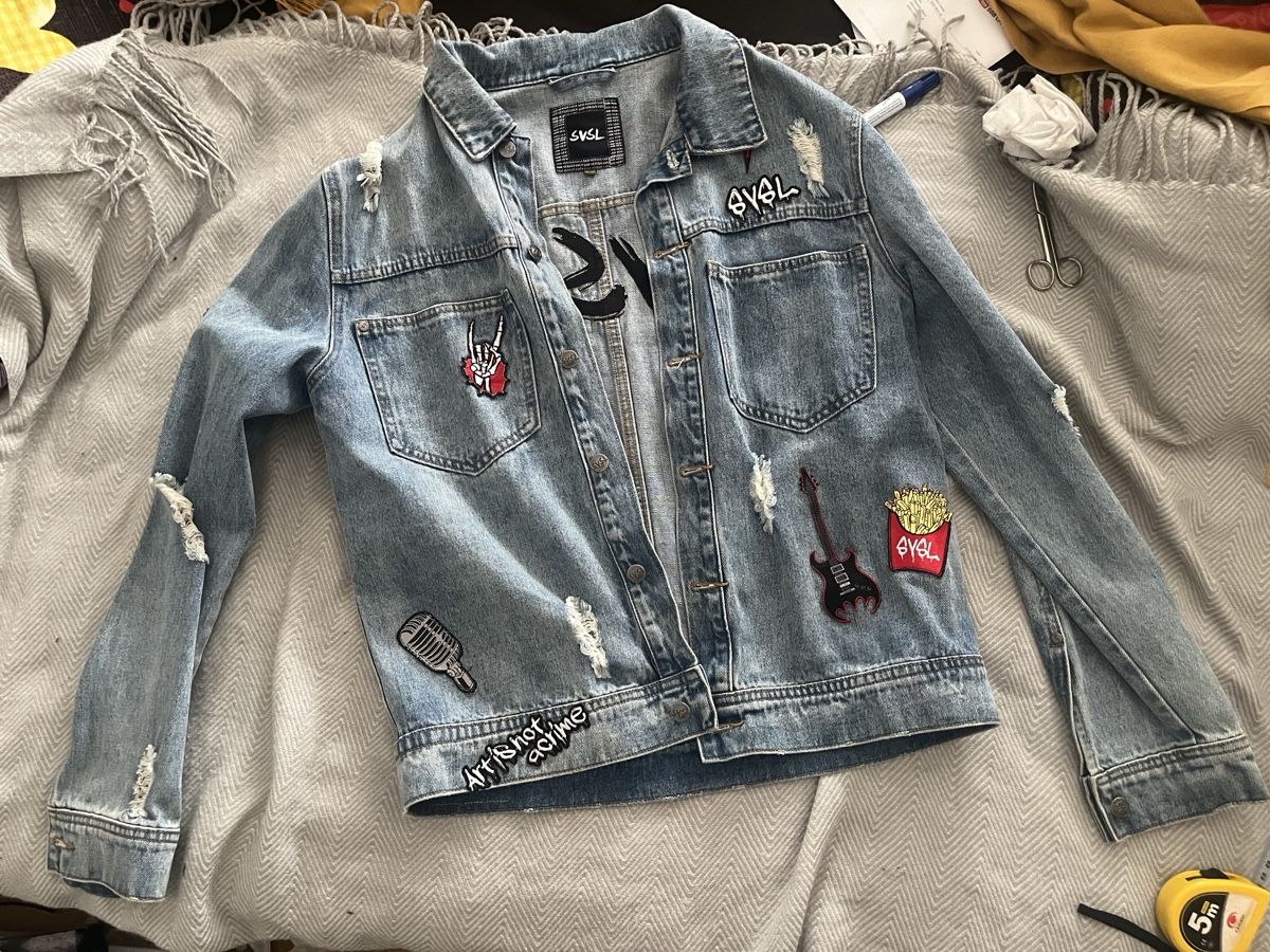 Vestes: Jeansjacke mit Aufnähern Grösse L – Neuf (Voir description) à Olten par sae_82z2