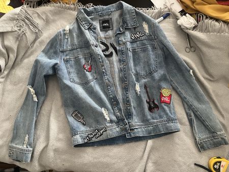 Jeansjacke mit Aufnähern Grösse L