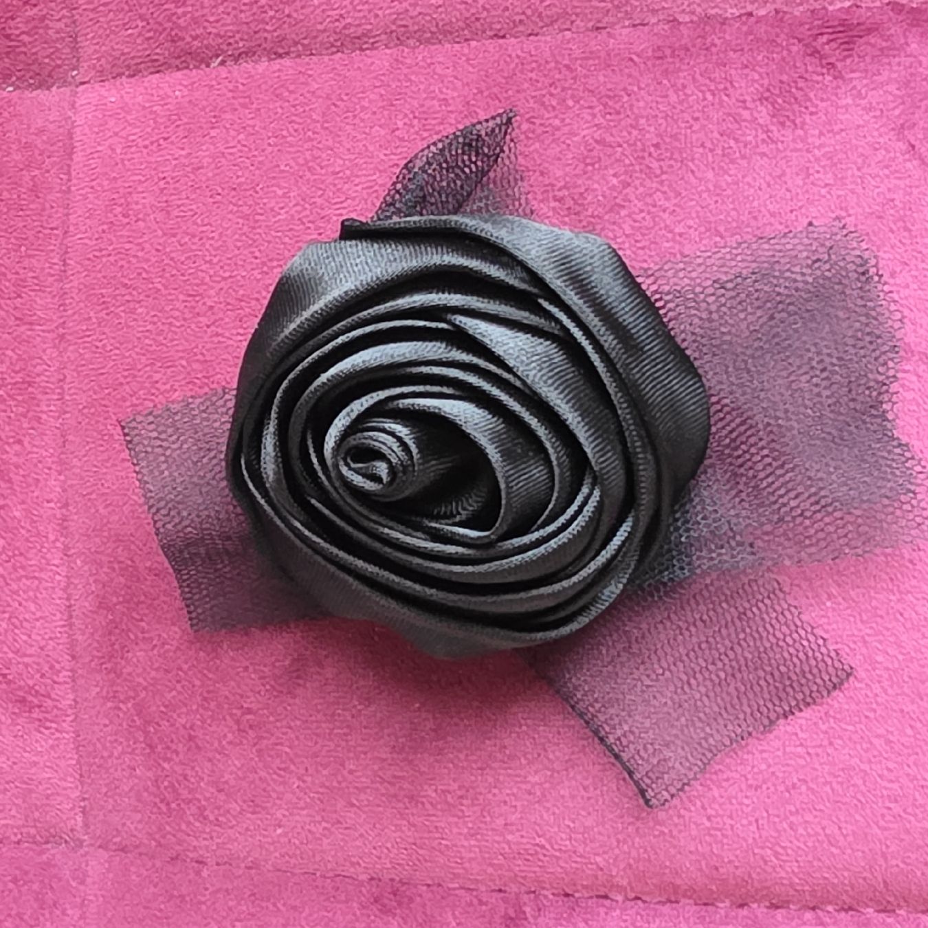 Spille & Fermagli: Schwarze Stoff-Rose Brosche, neuwertig, Gothic Accessoire. – Nuovo (secondo la descrizione) da Rheinsulz venduto da Gilea 1