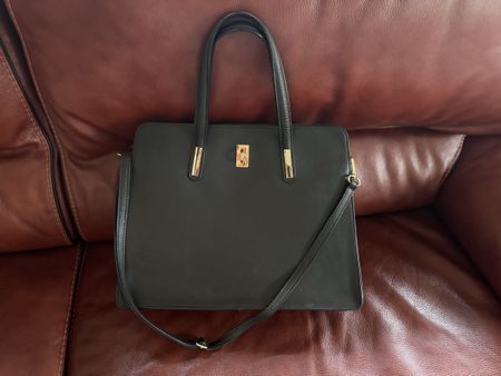 Classy Black Leather Handbag - Perfect for any Season!