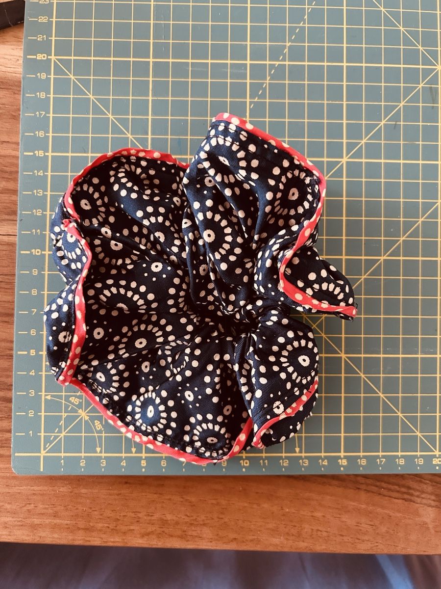 Accessoires pour cheveux: Scrunchie, Haar-Gumminblau/rot, mulberry Seide 100% – D'occasion à Zürich par keinweiss 1