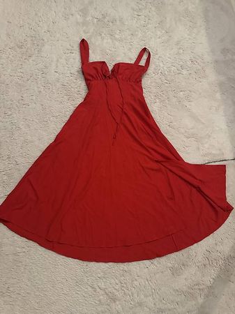 Elegantes tiefrotes Sommerkleid  hinten offen
