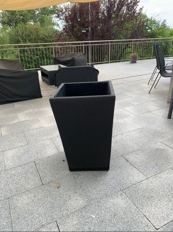Blumentöpfe: Rattan Pflanzkübel / Blumentopf / Gartenmöbel – Gebraucht aus Goldach von blo_kb5x 1