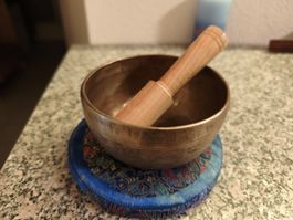  Nepalesische Klang-Schale mit Holzklöpfel, guter Zustand