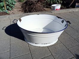 Emaillierte Gelte, Waschbecken weiss mit Griffen gebraucht