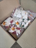 Konvolut Anhänger / Preisschilder mit Schnur und Heftzwecken