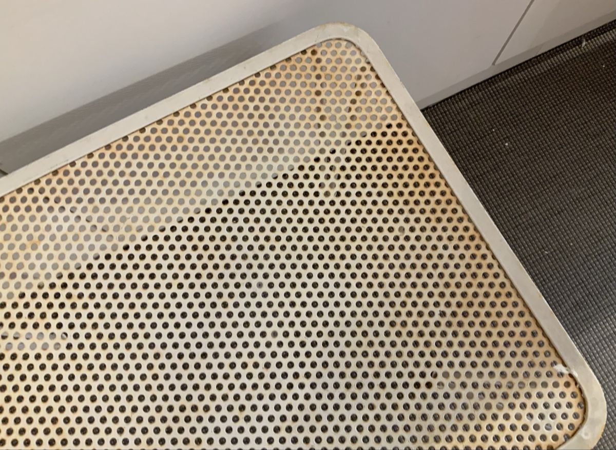 Tische: Petite table en métal perforé de style  Mathieu Matégot – Gebraucht aus rolle von Tontonjulot 2