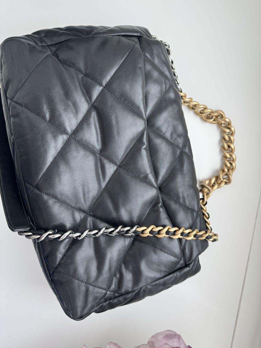 Chanel Taschen für Damen: Chanel 19 – Gebraucht aus Herrliberg von Pipper30 6